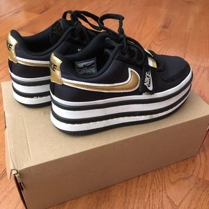 Nike Valdel 2k black and gold